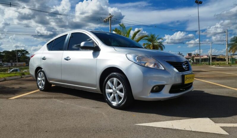 Nissan Versa completo
