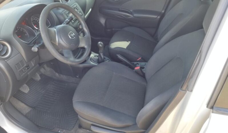 Nissan Versa completo