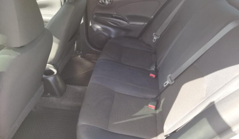 Nissan Versa completo