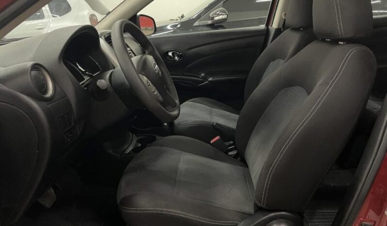 Nissan Versa completo