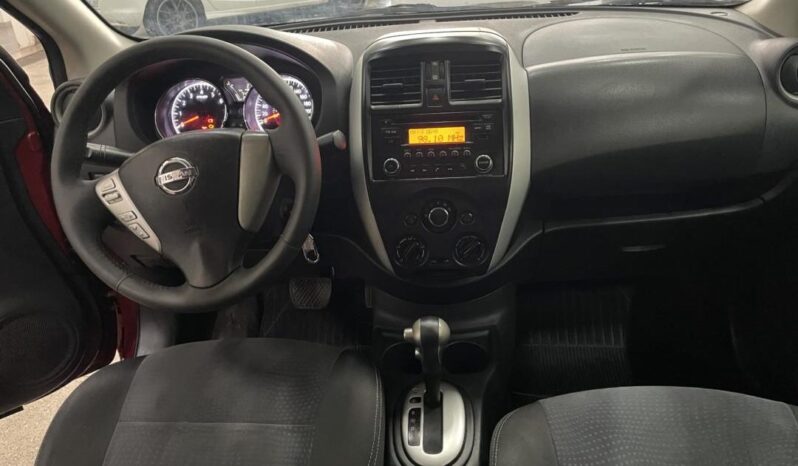 Nissan Versa completo