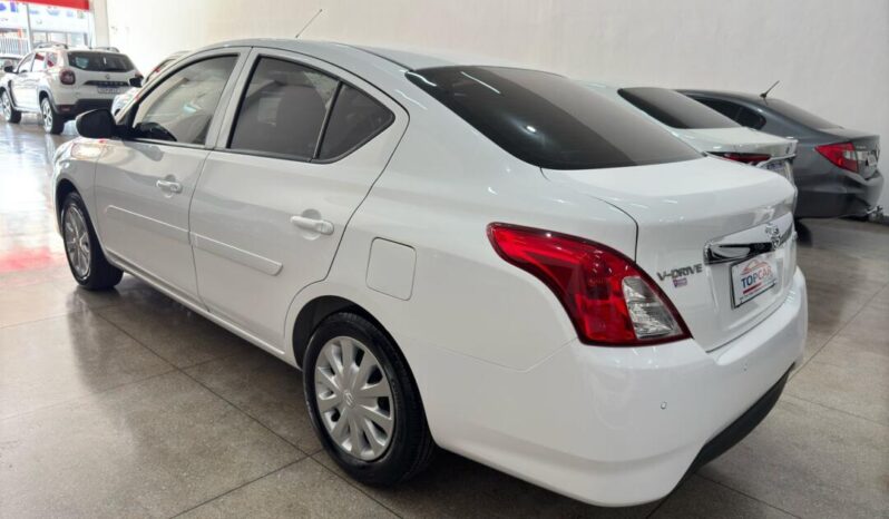 Nissan Versa completo
