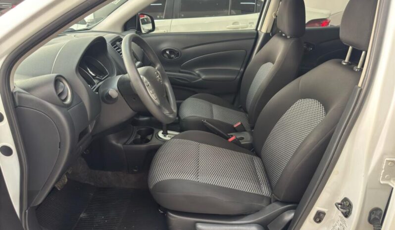Nissan Versa completo