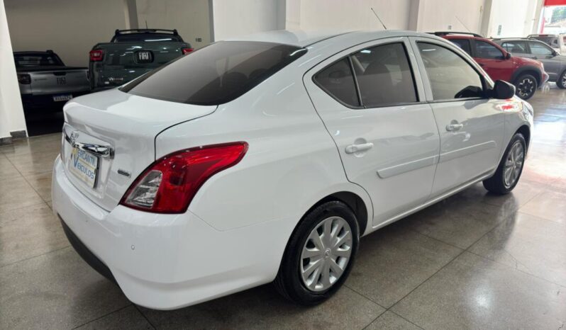 Nissan Versa completo