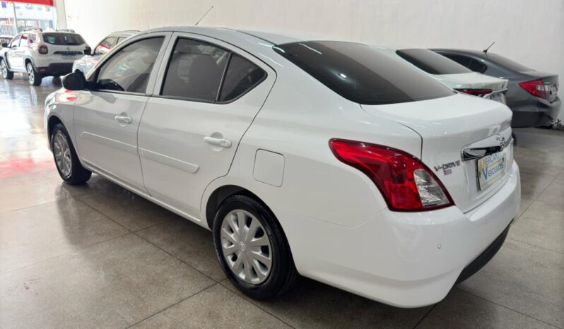 Nissan Versa completo