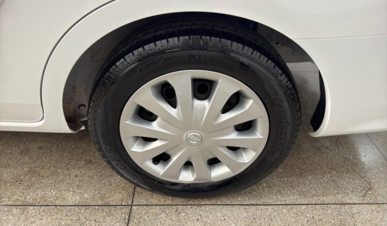 Nissan Versa completo