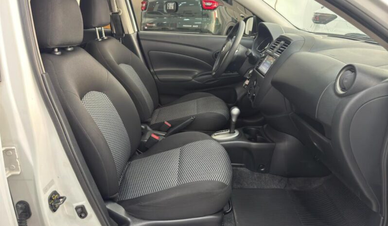 Nissan Versa completo