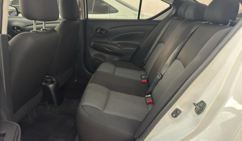 Nissan Versa completo