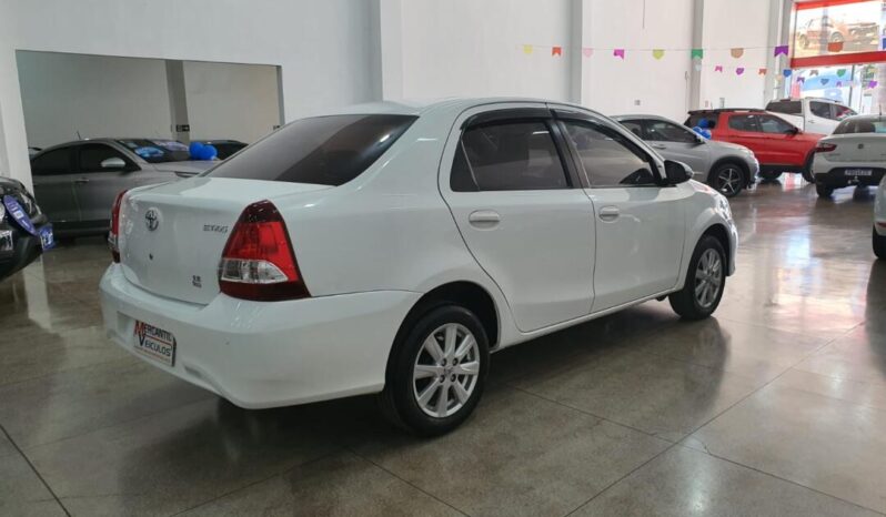 Toyota Etios completo