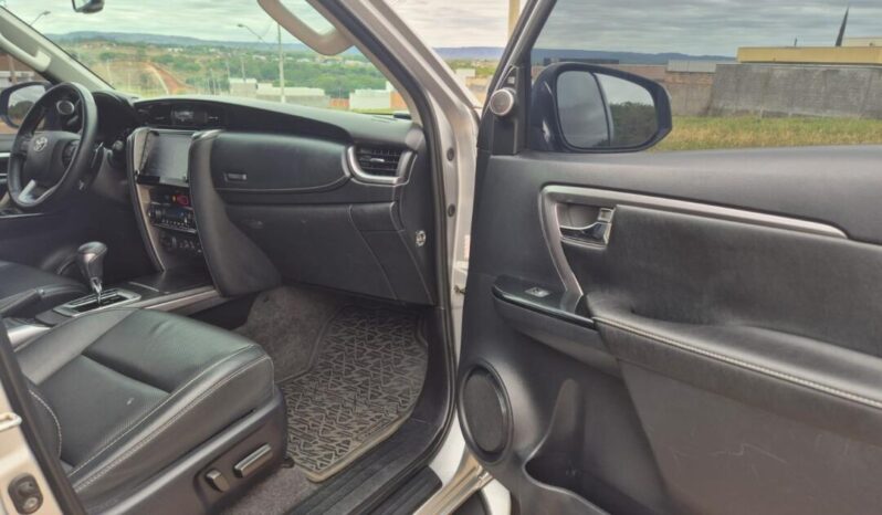 Toyota Hilux SW4 completo