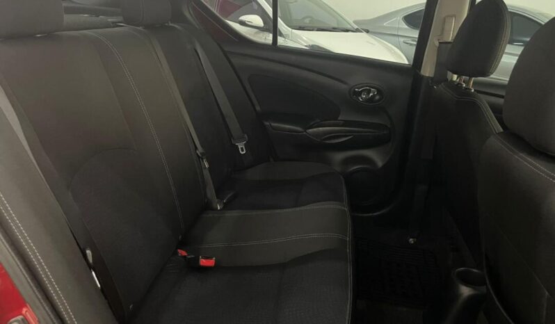 Nissan Versa completo