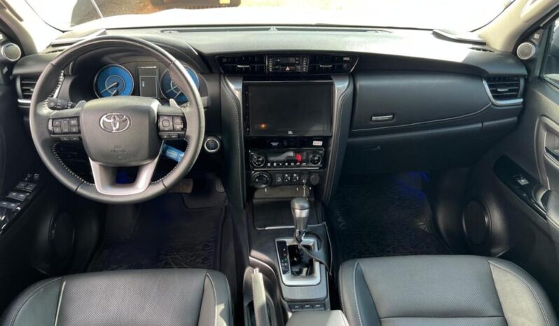 Toyota Hilux SW4 completo