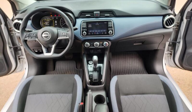 Nissan Versa completo