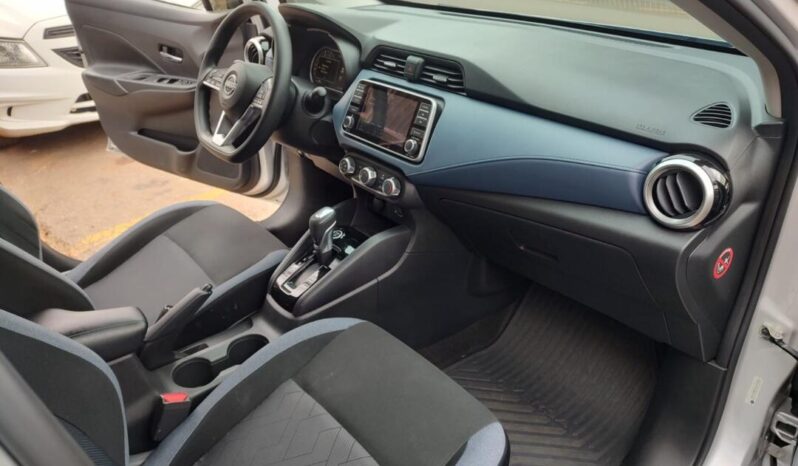 Nissan Versa completo