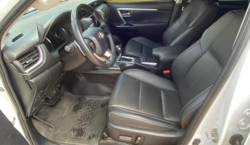 Toyota Hilux SW4 completo