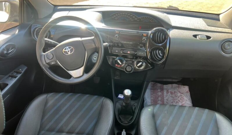 Toyota Etios completo