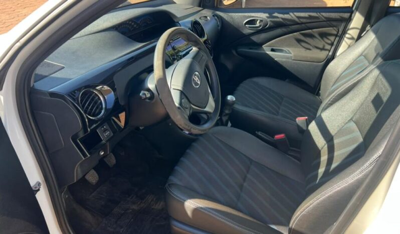 Toyota Etios completo