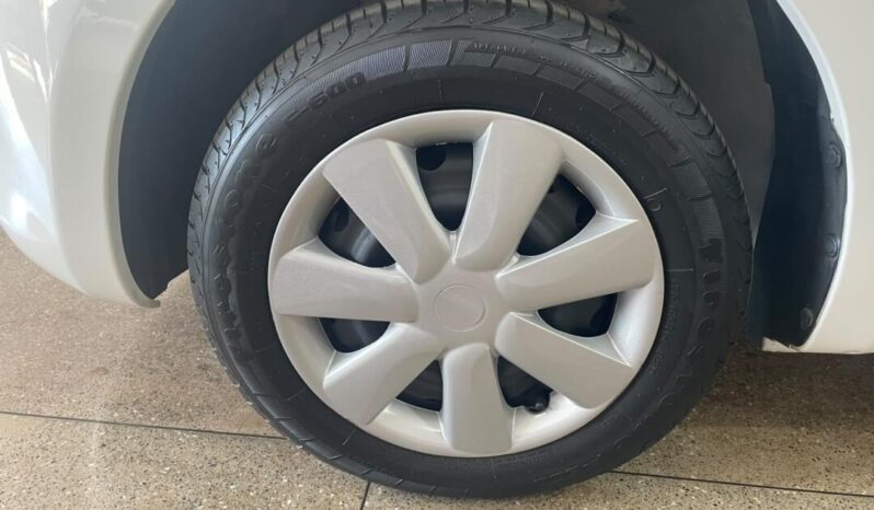 Nissan March completo