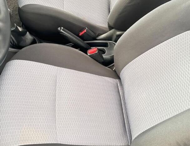 Nissan March completo