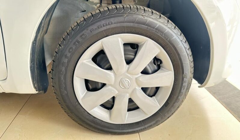 Nissan March completo