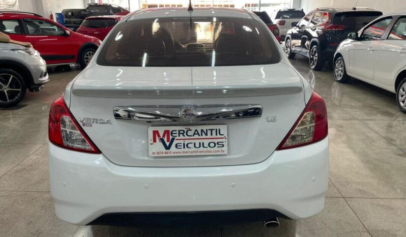 Nissan Versa completo