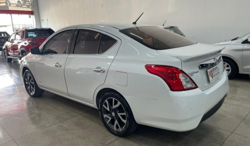 Nissan Versa completo