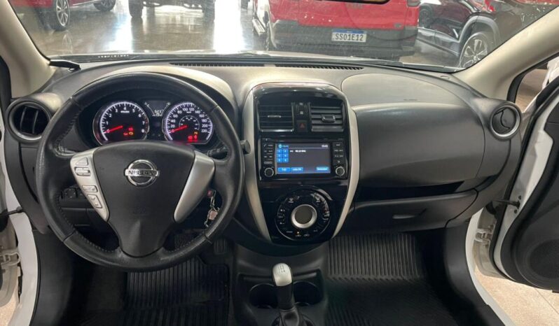 Nissan Versa completo