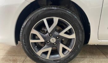 Nissan Versa completo
