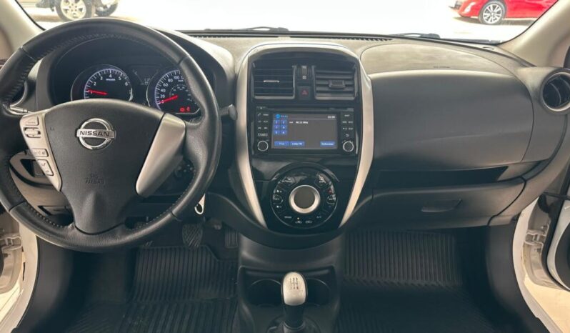 Nissan Versa completo