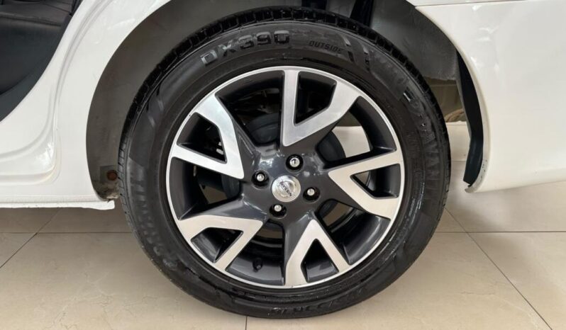 Nissan Versa completo