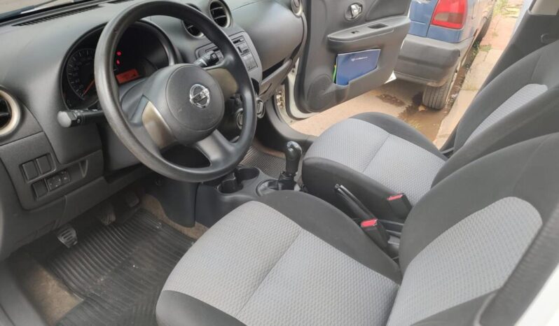 Nissan March completo