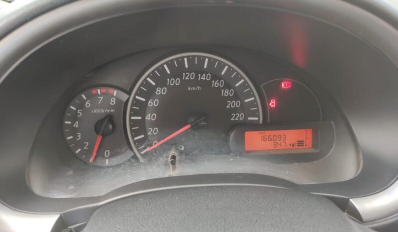 Nissan March completo