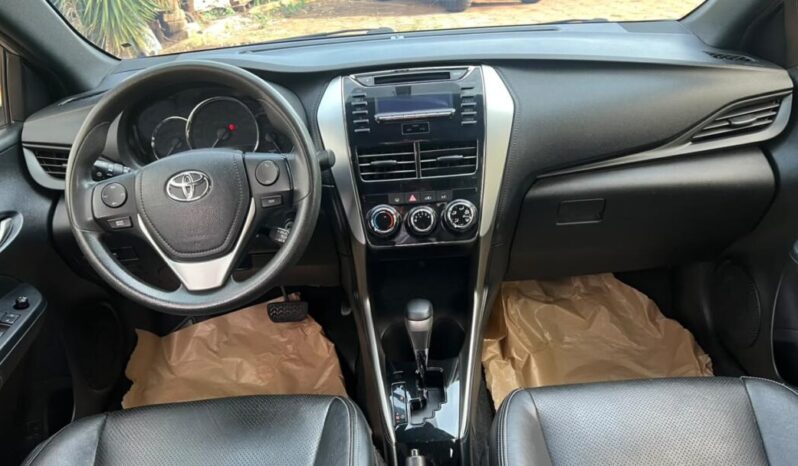 Toyota Yaris completo