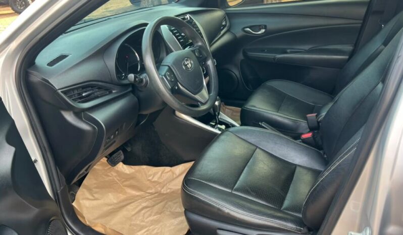 Toyota Yaris completo